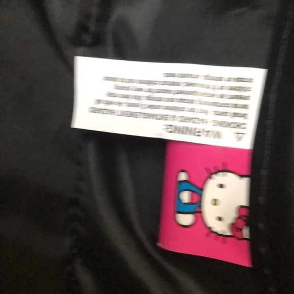 I am selling a hello kitty suite case it is pink with a zipper the zipper works. - Picture 4 of 4